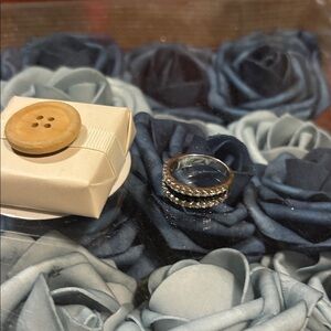 Elegant White Gold Women’s Ring